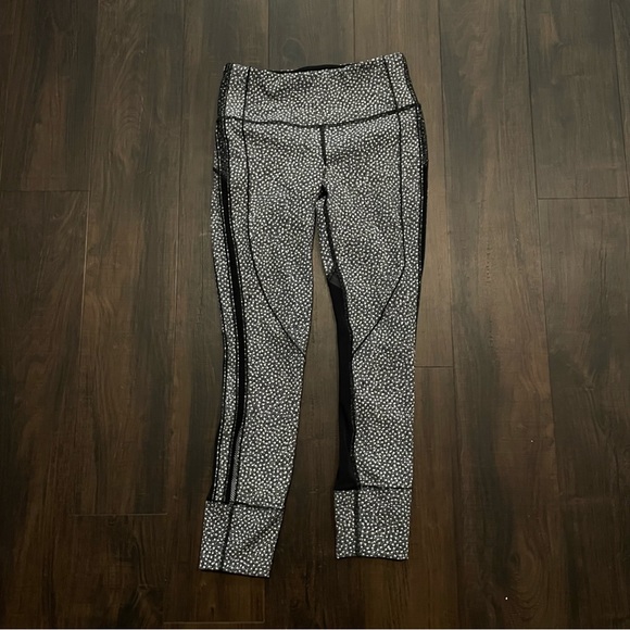 Lululemon Hit It 7/8 Tight 25 “ in Frozen Fizz 4 - Picture 4 of 9